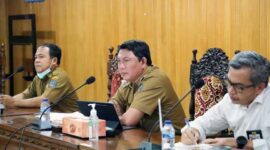 Wakil Bupati Tanjab Barat Hairan, SH saat memimpin jalannya rapat tindaklanjut Jembatan Sungai Nibung. FOTO : Istimewa