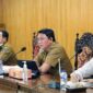 Wakil Bupati Tanjab Barat Hairan, SH saat memimpin jalannya rapat tindaklanjut Jembatan Sungai Nibung. FOTO : Istimewa
