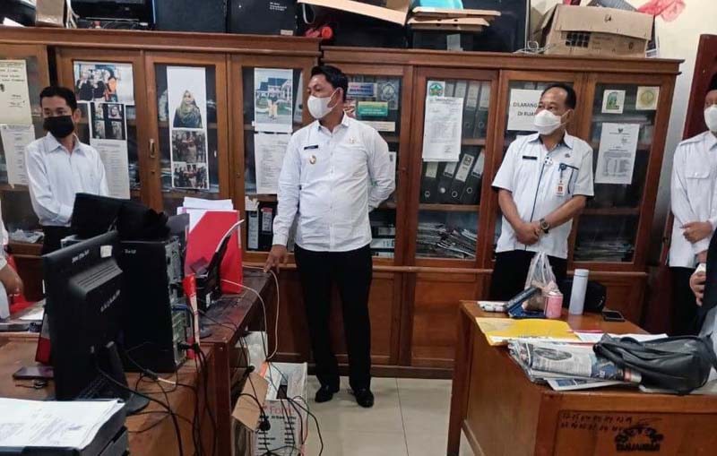 Wakil Bupati Tanjung Jabung Barat, Hairan SH melakukan inspeksi mendadak di Setda Tanjab Barat guna melihat tingkat kehadiran pegawai ASN, Rabu (03/03/21).