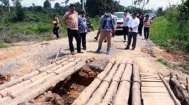 Wabup Hairan Tinjau Infrastruktur Tiga Desa di Kecamatan Renah Mendaluh, Jumat (28/1/22). FOTO : Prokopim
