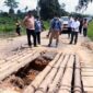 Wabup Hairan Tinjau Infrastruktur Tiga Desa di Kecamatan Renah Mendaluh, Jumat (28/1/22). FOTO : Prokopim
