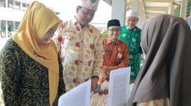 Wakil Bupati H. Hairan, SH didampingi Wakil Ketua I TP-PKK Uni Yati Hairan dan Kepsek serta pihak Dinas Pendidikan mengunjungi Stan Pelajar di Market Day perdana di SMP Negeri 2 Kuala Tungkal. FOTO : Prokopim