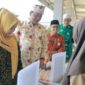 Wakil Bupati H. Hairan, SH didampingi Wakil Ketua I TP-PKK Uni Yati Hairan dan Kepsek serta pihak Dinas Pendidikan mengunjungi Stan Pelajar di Market Day perdana di SMP Negeri 2 Kuala Tungkal. FOTO : Prokopim