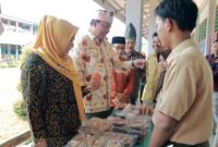 Pauzan Najri mendampingi Wakil Bupati H. Hairan mengunjungi Stan Siswa Siswi yang mengikuti kegiatan Market Day, Sabtu (26/11/22). FOTO : Ist