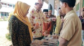 Pauzan Najri mendampingi Wakil Bupati H. Hairan mengunjungi Stan Siswa Siswi yang mengikuti kegiatan Market Day, Sabtu (26/11/22). FOTO : Ist