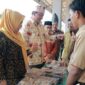 Pauzan Najri mendampingi Wakil Bupati H. Hairan mengunjungi Stan Siswa Siswi yang mengikuti kegiatan Market Day, Sabtu (26/11/22). FOTO : Ist