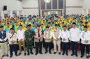 FOTO BERSAMA JCH JAMBI: Gubernur Jambi Dr. H. Al Haris, S.Sos., M.H. (tengah) bersama jajaran Forkopimda dan para petugas haji berfoto bersama Jemaah Calon Haji (JCH) Kloter BTH 13 saat acara pelepasan di Asrama Haji Kota Baru, Jambi, Selasa (5/5/2026) malam. (FOTO : Dok. Istimewa)