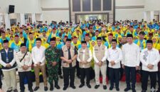 FOTO BERSAMA JCH JAMBI: Gubernur Jambi Dr. H. Al Haris, S.Sos., M.H. (tengah) bersama jajaran Forkopimda dan para petugas haji berfoto bersama Jemaah Calon Haji (JCH) Kloter BTH 13 saat acara pelepasan di Asrama Haji Kota Baru, Jambi, Selasa (5/5/2026) malam. (FOTO : Dok. Istimewa)