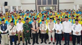 FOTO BERSAMA JCH JAMBI: Gubernur Jambi Dr. H. Al Haris, S.Sos., M.H. (tengah) bersama jajaran Forkopimda dan para petugas haji berfoto bersama Jemaah Calon Haji (JCH) Kloter BTH 13 saat acara pelepasan di Asrama Haji Kota Baru, Jambi, Selasa (5/5/2026) malam. (FOTO : Dok. Istimewa)