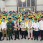 FOTO BERSAMA JCH JAMBI: Gubernur Jambi Dr. H. Al Haris, S.Sos., M.H. (tengah) bersama jajaran Forkopimda dan para petugas haji berfoto bersama Jemaah Calon Haji (JCH) Kloter BTH 13 saat acara pelepasan di Asrama Haji Kota Baru, Jambi, Selasa (5/5/2026) malam. (FOTO : Dok. Istimewa)