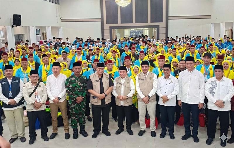 FOTO BERSAMA JCH JAMBI: Gubernur Jambi Dr. H. Al Haris, S.Sos., M.H. (tengah) bersama jajaran Forkopimda dan para petugas haji berfoto bersama Jemaah Calon Haji (JCH) Kloter BTH 13 saat acara pelepasan di Asrama Haji Kota Baru, Jambi, Selasa (5/5/2026) malam. (FOTO : Dok. Istimewa)