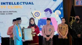 Inspektur Jenderal Plt Dirjen HAKI Kemenkumham RI Ir. Rajilu Menyerahkan Sertifikat HAKI kepada Kalapas Perempuan kelas II B Jambi (Lapuanja) Triana Agustin di Hotel BW Luxury, Senin (30/8/22). FOTO : Istimewa
