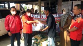 Didampingi Ketua dan Sekretaris Fraksi PDI Perjuangan, H. Abdullah menyerahkan bantuan kepada Korban kebakaran yang juga didampingi Lurah Tungkal Harapan, Senin (11/4/22). FOTO : Ist