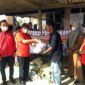 Didampingi Ketua dan Sekretaris Fraksi PDI Perjuangan, H. Abdullah menyerahkan bantuan kepada Korban kebakaran yang juga didampingi Lurah Tungkal Harapan, Senin (11/4/22). FOTO : Ist