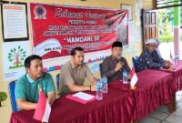 Ketua DPRD Tanjab Barat, Hamdani, S.E., mendengarkan sekaligus mencatat langsung usulan warga saat melaksanakan kegiatan Reses Masa Persidangan Kedua Tahun Sidang 2025-2026 di wilayah Dapil IV. (Foto: Istimewa)