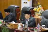 Ketua DPRD Kabupaten Tanjung Jabung Barat Hamdani, S.E saat memimpin jalannya Rapat Paripurna dalam rangka mendengarkan Pidato Kenegaraan Presiden RI menyambut HUT ke-81 Kemerdekaan RI di Gedung DPRD Tanjab Barat, Jumat (14/08/2026). (FOTO : Dok. Istimewa)