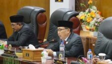 Ketua DPRD Kabupaten Tanjung Jabung Barat Hamdani, S.E saat memimpin jalannya Rapat Paripurna dalam rangka mendengarkan Pidato Kenegaraan Presiden RI menyambut HUT ke-81 Kemerdekaan RI di Gedung DPRD Tanjab Barat, Jumat (14/08/2026). (FOTO : Dok. Istimewa)