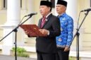 Ketua DPRD Tanjab Barat, Hamdani, S.E., membacakan Naskah Ikrar Hari Kesaktian Pancasila dalam upacara peringatan yang berlangsung khidmat di Halaman Kantor Bupati Tanjung Jabung Barat, Kamis (1/10). (Foto: Dok. Humas DPRD Tanjab Barat)