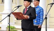 Ketua DPRD Tanjab Barat, Hamdani, S.E., membacakan Naskah Ikrar Hari Kesaktian Pancasila dalam upacara peringatan yang berlangsung khidmat di Halaman Kantor Bupati Tanjung Jabung Barat, Kamis (1/10). (Foto: Dok. Humas DPRD Tanjab Barat)