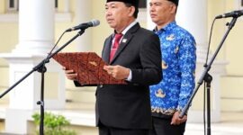 Ketua DPRD Tanjab Barat, Hamdani, S.E., membacakan Naskah Ikrar Hari Kesaktian Pancasila dalam upacara peringatan yang berlangsung khidmat di Halaman Kantor Bupati Tanjung Jabung Barat, Kamis (1/10). (Foto: Dok. Humas DPRD Tanjab Barat)