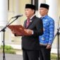 Ketua DPRD Tanjab Barat, Hamdani, S.E., membacakan Naskah Ikrar Hari Kesaktian Pancasila dalam upacara peringatan yang berlangsung khidmat di Halaman Kantor Bupati Tanjung Jabung Barat, Kamis (1/10). (Foto: Dok. Humas DPRD Tanjab Barat)