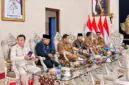 Ketua DPRD Kabupaten Tanjung Jabung Barat, Hamdani, S.E., menghadiri kegiatan Sinergitas Program Pemberian Keringanan Pokok dan Sanksi Administratif Pajak Kendaraan Bermotor (PKB) Tahun 2026 di Auditorium Rumah Dinas Gubernur Jambi, Senin (14/9/2026). (Foto : Dok. Hamdani/Istimewa)