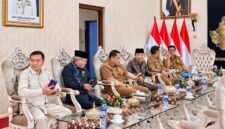 Ketua DPRD Kabupaten Tanjung Jabung Barat, Hamdani, S.E., menghadiri kegiatan Sinergitas Program Pemberian Keringanan Pokok dan Sanksi Administratif Pajak Kendaraan Bermotor (PKB) Tahun 2026 di Auditorium Rumah Dinas Gubernur Jambi, Senin (14/9/2026). (Foto : Dok. Hamdani/Istimewa)