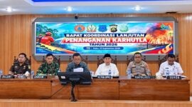 Ketua DPRD Tanjab Barat, Hamdani, S.E. (tengah, baju putih), berdiskusi intensif saat menghadiri Rapat Koordinasi Lanjutan Penanganan Karhutla Tahun 2026 di Ruang Pola Utama Kantor Bupati Tanjung Jabung Barat, Rabu (16/9/2026). (FOTO : Dok. ISTIMEWA)