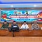 Ketua DPRD Tanjab Barat, Hamdani, S.E. (tengah, baju putih), berdiskusi intensif saat menghadiri Rapat Koordinasi Lanjutan Penanganan Karhutla Tahun 2026 di Ruang Pola Utama Kantor Bupati Tanjung Jabung Barat, Rabu (16/9/2026). (FOTO : Dok. ISTIMEWA)