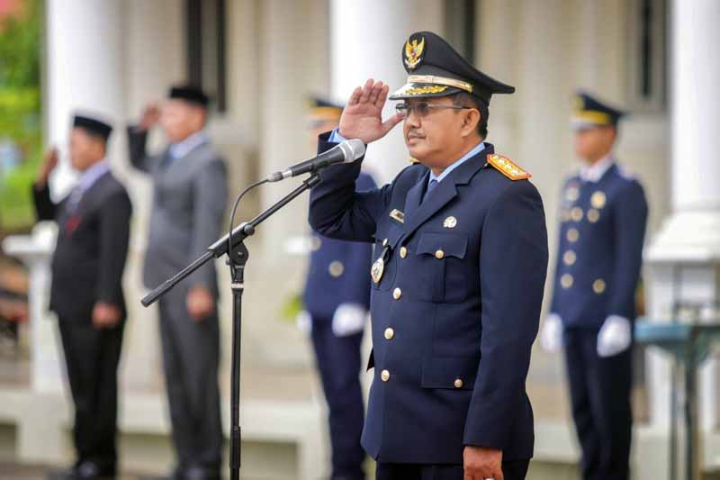 Bupati Tanjung Jabung Barat H Anwar Sadat menjadi inspektur upacara Hari Perhubungan Nasional 2022, Senin (19/9/22). FOTO : Humas
