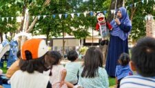 Seorang instruktur menggunakan media boneka tangan (puppet show) saat menyampaikan dongeng interaktif bertema "Pahlawan Penjaga Bumi" di hadapan siswa-siswi TK Bumi Patra dalam rangka memperingati Hari Anak Nasional (HAN) 2026 yang diinisiasi oleh Pertamina Foundation di Jakarta, Kamis (23/7/2026). (Foto: Dok. Pertamina Foundation)