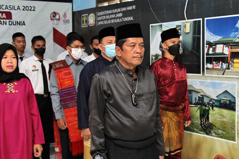 Kalapas Kuala Tungkal Sugiharto dan Jajaran mengikuti Upacara Peringatan Hari Lahir Pancasila 2022 dari Aula Lapas yang disiarkan secara Live Streaming oleh BPIP, Rabu (1/6/22). FOTO : Doc Humas