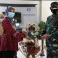 FOTO : Danrem 042/Gapu Brigjen TNI M. Zulkifli Saat Menyerahkan Koleksi Harimau Sumatera yang sudah diawetkan yang selama ini menghiasi ruang Makorem 042/Gapu ke Museum Siginjei Jambi, Jum'at (23/04/21).