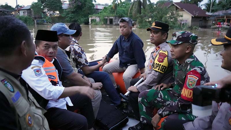 Dandim 0416/Bute Letkol Inf Arief Widyanto Saat Dampingi Kunjungan Gubernur Jambi ke Lokasi Bencana Banjir, Sabtu (23/12/23). FOTO : Istimewa