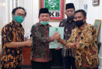 FOTO : Dr. H. Al Haris, S.Sos, MH dan Drs. H. Abdullah Sani, M.Ag bersama Ketua DPW PKB Provinsi Jambi, Sofyan Ali Memegang Rekomendasi DPP PKB, Minggu (22/06/20)