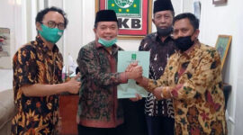 FOTO : Dr. H. Al Haris, S.Sos, MH dan Drs. H. Abdullah Sani, M.Ag bersama Ketua DPW PKB Provinsi Jambi, Sofyan Ali Memegang Rekomendasi DPP PKB, Minggu (22/06/20)