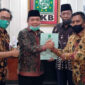 FOTO : Dr. H. Al Haris, S.Sos, MH dan Drs. H. Abdullah Sani, M.Ag bersama Ketua DPW PKB Provinsi Jambi, Sofyan Ali Memegang Rekomendasi DPP PKB, Minggu (22/06/20)