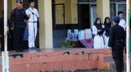 Danyon A Pelopor Satbrimob Polda Jambi Pimpin Upacara Hari Kebangkitan Nasional di SMA Negeri 8 Kota Jambi. FOTO : Ist