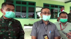 Public Affair Manager PT. LPPPI H. Hermawan DBS, SH, MH saat menyerahkan bantuan 5.000 Masker dari PT LPPPI dan WKS di Kodim 0419/Tanjab, Selasa (16/06/20).