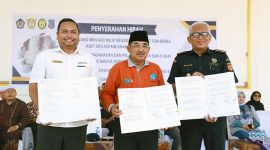 Bupati Anwar Sadat, Kepala Bea Cukai Jambi Indra Gautama Sukiman pada Aacra Serah Terima Hibah 40 Ton Beras dari Bea Cukai Jambi untuk Pondok Pesantren di Tanjab BaratKamis (30/10/25). FOTO : DOKPIM