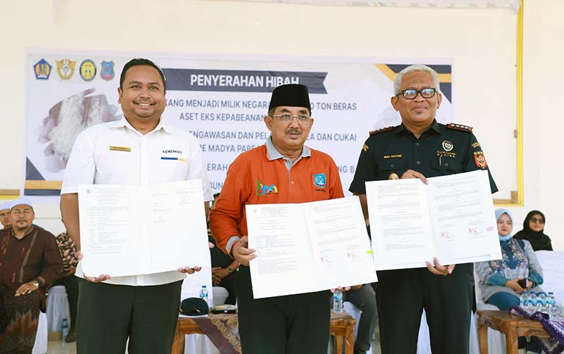 Bupati Anwar Sadat, Kepala Bea Cukai Jambi Indra Gautama Sukiman pada Aacra Serah Terima Hibah 40 Ton Beras dari Bea Cukai Jambi untuk Pondok Pesantren di Tanjab BaratKamis (30/10/25). FOTO : DOKPIM