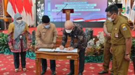 Penandatanganan NPHD dan Berita Acara Serah terima (BAST) Hibah Tanah dari Pemprov Jambi Kepada BKN RI di Auditorium Rumah Dinas Gubernur Jambi, Selasa (18/01/22). FOTO : Noval/Kominfo.