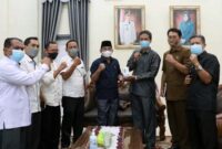 Ketua KPU Tanjab Barat Hairuddin kepada Bupati H. Anwar Sadat di Rumah Dinas Bupati, Senin (20/9/21). FOTO : PROKOPIM