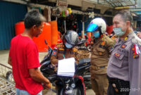 FOTO : Petugas Satpol PP Mendata Warag yang Tak Memakai Masker saat Satgas Covid-19 menggelar sosialisasi protokol kesehatan penggunaan masker berkeliling di jalan dan tempat di Kota Kuala Tungkal, Rabu (07/10/20).