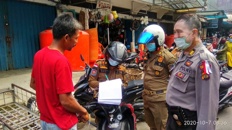 FOTO : Petugas Satpol PP Mendata Warag yang Tak Memakai Masker saat Satgas Covid-19 menggelar sosialisasi protokol kesehatan penggunaan masker berkeliling di jalan dan tempat di Kota Kuala Tungkal, Rabu (07/10/20).