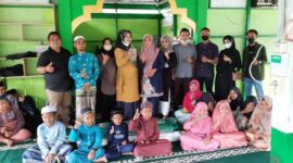 Hj. Erliani Berikan Saat Serahkan Bantuan Sajadah dan Al Quran ke Ponpes Husnul Khatimah Tungkal II Sabtu (18/12/21). FOTO : Dok. TIDAR TJB
