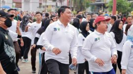 Wakil Bupati H. Hairan, SH didampingi Kadinkes Tanjab Barat H. Zaharudin, S. KM senam sehat bersama Masyarakat rangkaian giat Car free Day peringatan HKN ke-58 di Alun - Alun Kota Kuala Tungkal, Minggu (13/11/22) pagi. FOTO : Prokopim