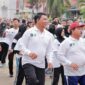 Wakil Bupati H. Hairan, SH didampingi Kadinkes Tanjab Barat H. Zaharudin, S. KM senam sehat bersama Masyarakat rangkaian giat Car free Day peringatan HKN ke-58 di Alun - Alun Kota Kuala Tungkal, Minggu (13/11/22) pagi. FOTO : Prokopim