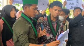 Ketua HMI Cabang Tanjung Jabung Barat Muhammad Luqman menyampaikan tuntutan. FOTO : Ist