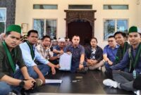 Ketua dan Anggota HMI foto bersama Para Anggota DPRD Tanjung Jabung Barat sekaligus menunjukkan press release Mahasiswa yang sudah ditandatangani. FOTO : HMI